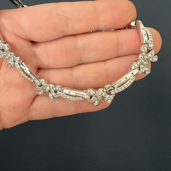 VTG Trifari vintage bow with rhinestones silver tone necklace - Picture 3 of 4